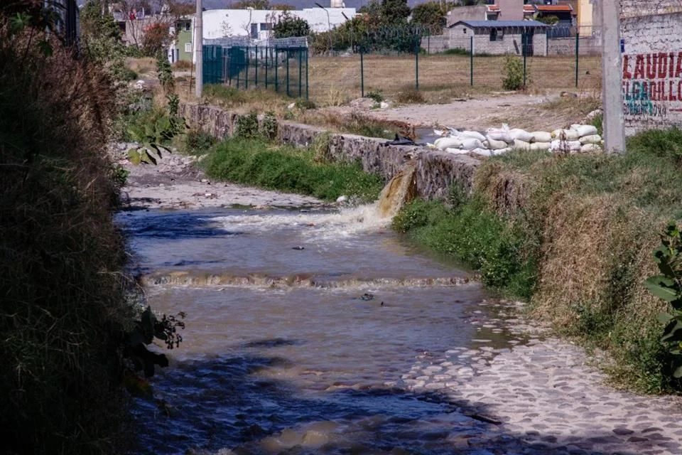 Vuelve fuga de aguas negras a zona del Ixtépete
