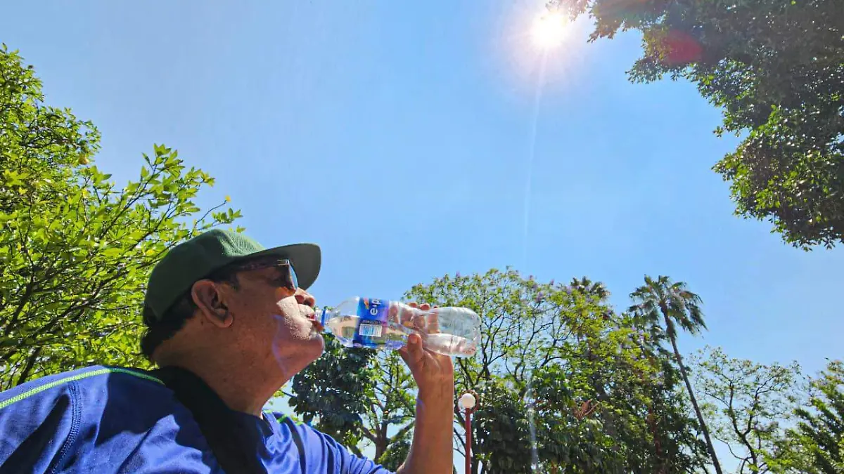 A causa de altas temperaturas y la exposición al sol, más de 30 personas han ameritado atención médica en Jalisco 