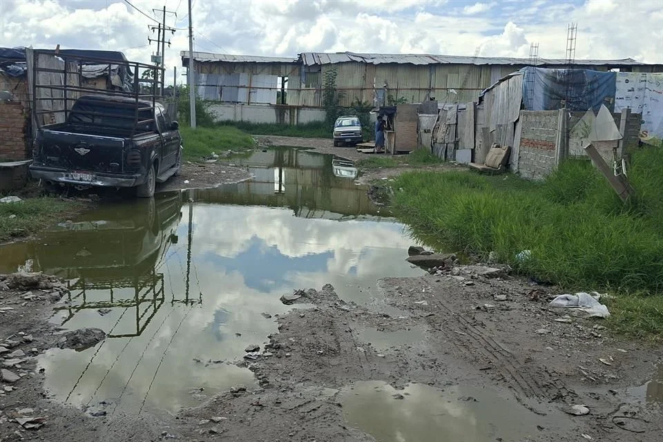 Vecinos de Tlaquepaque sufren inundaciones, lodo y suciedad