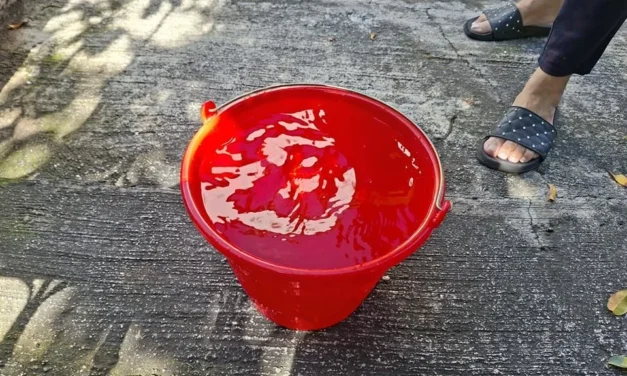 ‘Persiguen’ en Guadalajara el agua con cubetas, pipas…