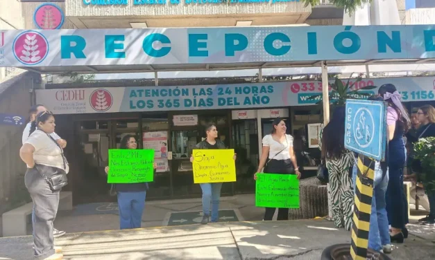 Vecinos de Lomas del Cuatro denuncian fuga de aguas negras ante la CEDHJ